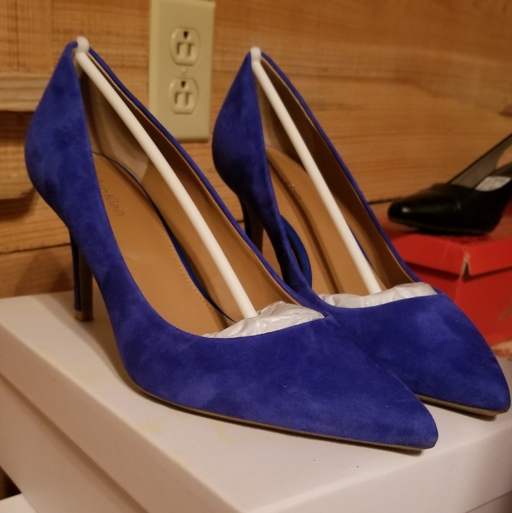 Blue pumps
